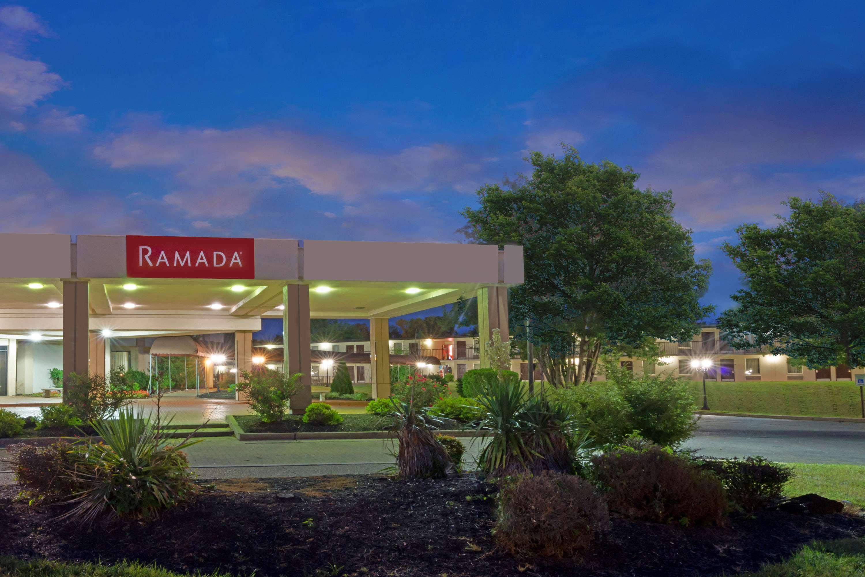 Ramada By Wyndham Louisville North Exteriér fotografie